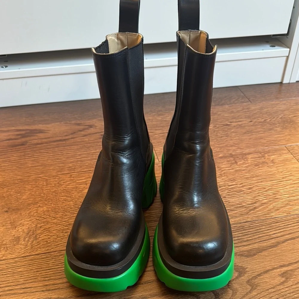 Bottega Veneta Black and Green Falsh Boots with Chunky Sole - Picture 3 of 11